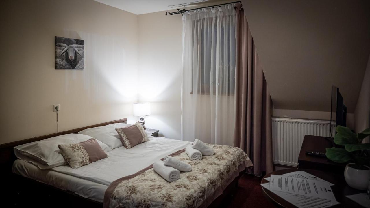 Czarna Owca Bed & Breakfast อิสเตบนา ภายนอก รูปภาพ