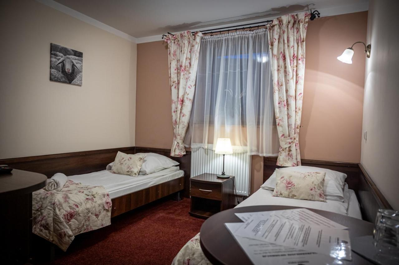 Czarna Owca Bed & Breakfast อิสเตบนา ภายนอก รูปภาพ